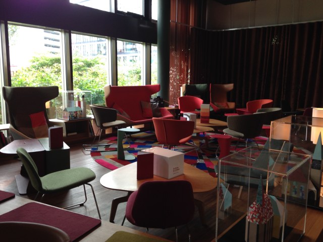 Área social do 25Hours Hotel Zurich West em Zurique