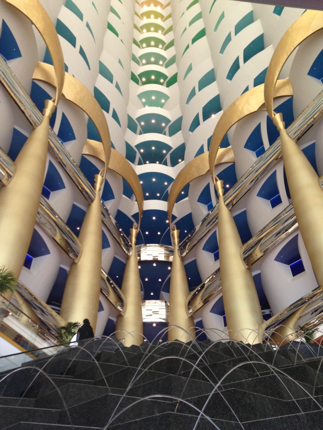 Interior do Burj Al Arab em Dubai, Emirados Árabes.