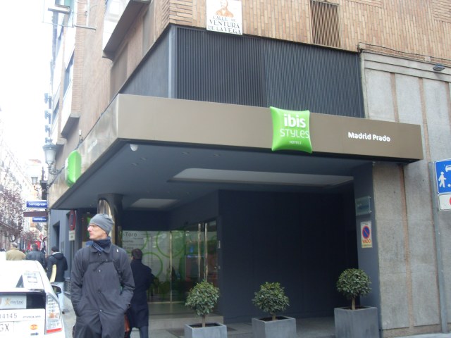 Fachada do Ibis Styles Madrid Prado no centro de Madri